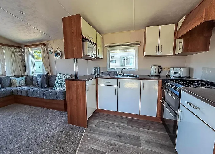 Great 6 Berth Caravan With Decking At Manor Park In Hunstanton Ref 23017B