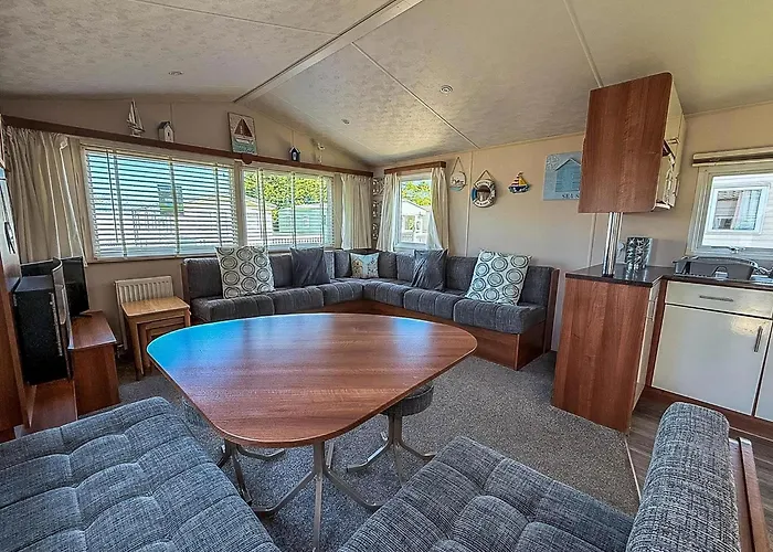 Great 6 Berth Caravan With Decking At Manor Park In Hunstanton Ref 23017B