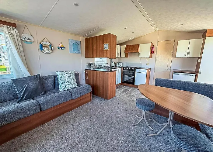 Great 6 Berth Caravan With Decking At Manor Park In Hunstanton Ref 23017B