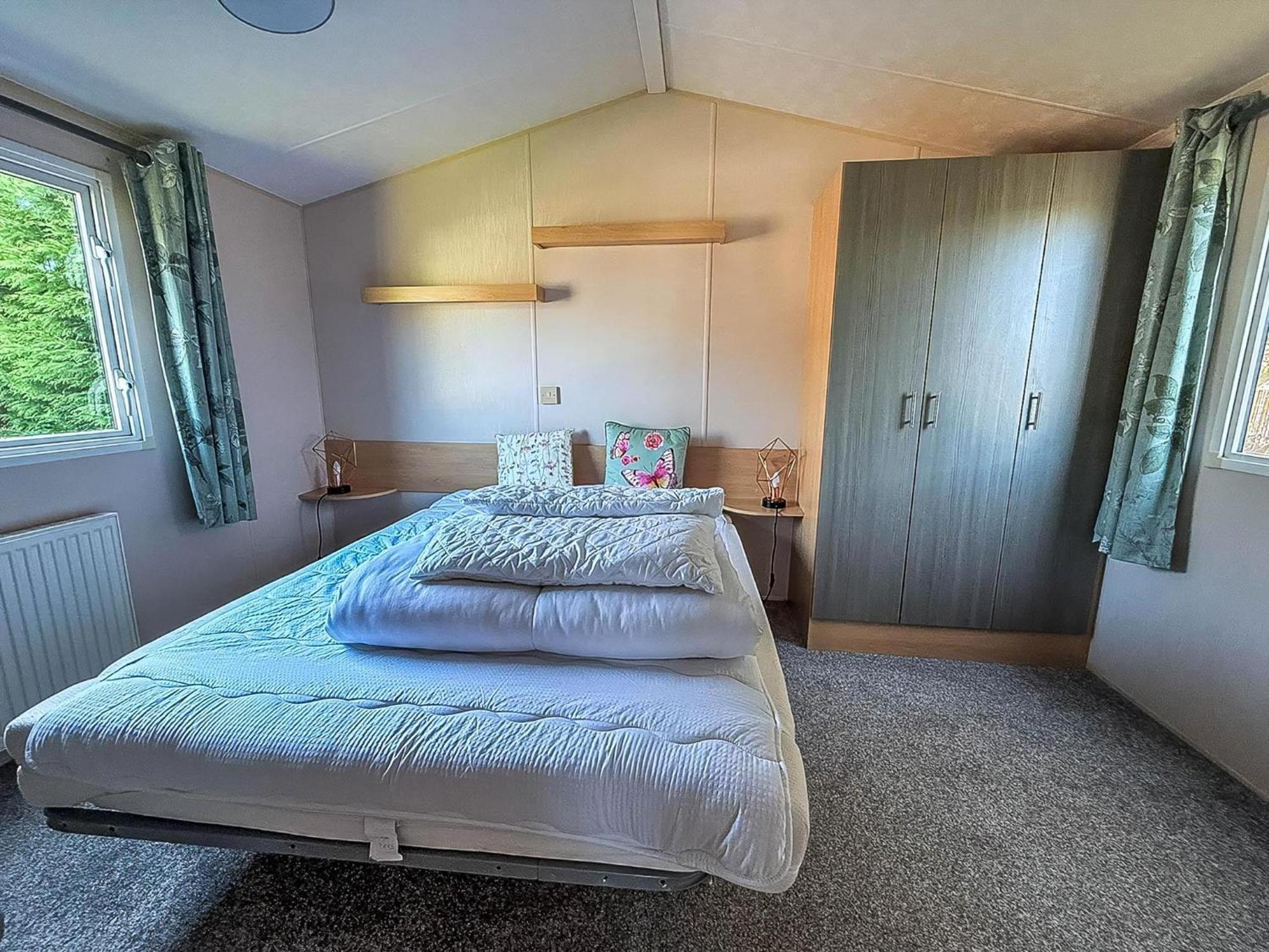 Great 6 Berth Caravan With Decking At Manor Park In Ref 23017b *