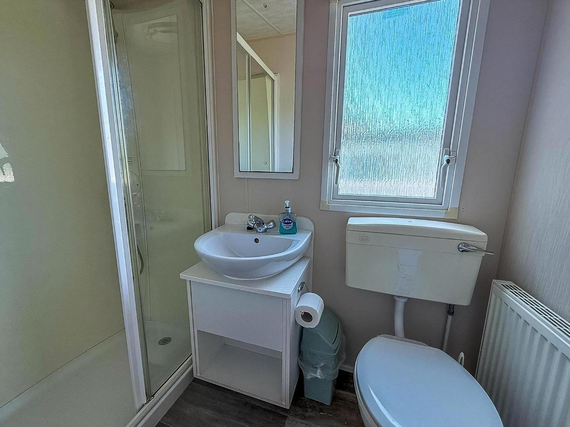 Great 6 Berth Caravan With Decking At Manor Park In Ref 23017b Campsite