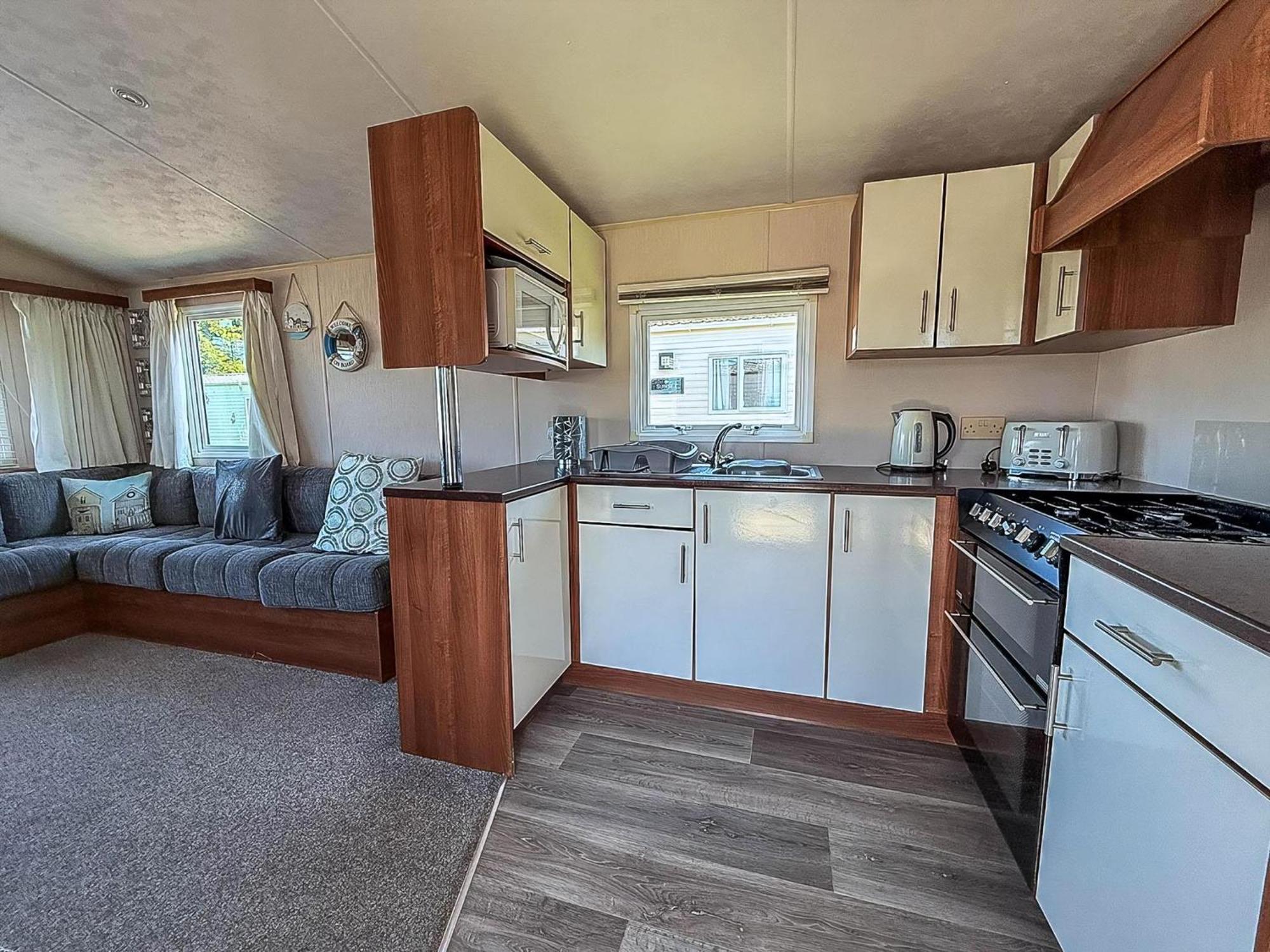 Great 6 Berth Caravan With Decking At Manor Park In Ref 23017b Campsite *