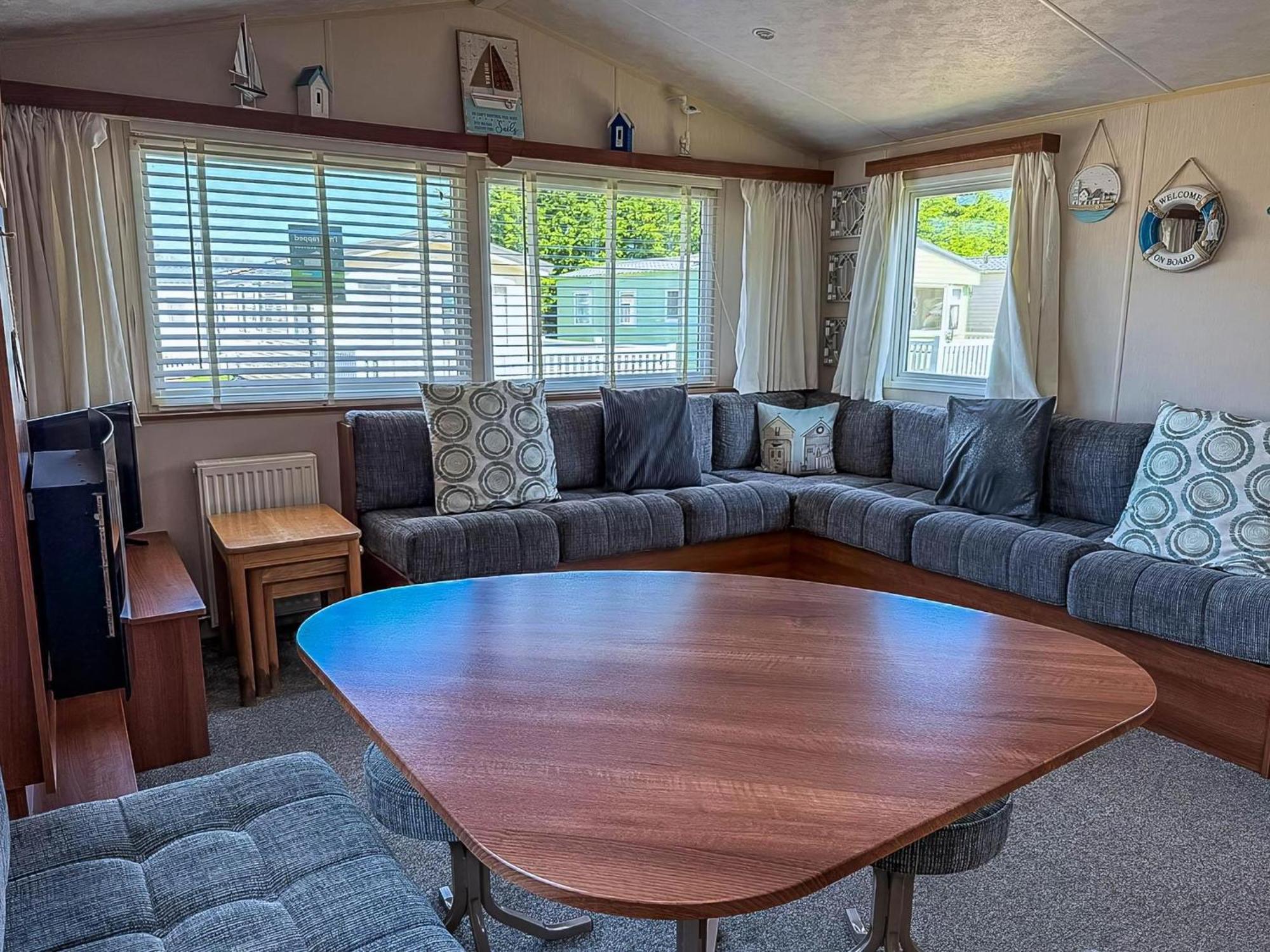 Great 6 Berth Caravan With Decking At Manor Park In Ref 23017b Campsite