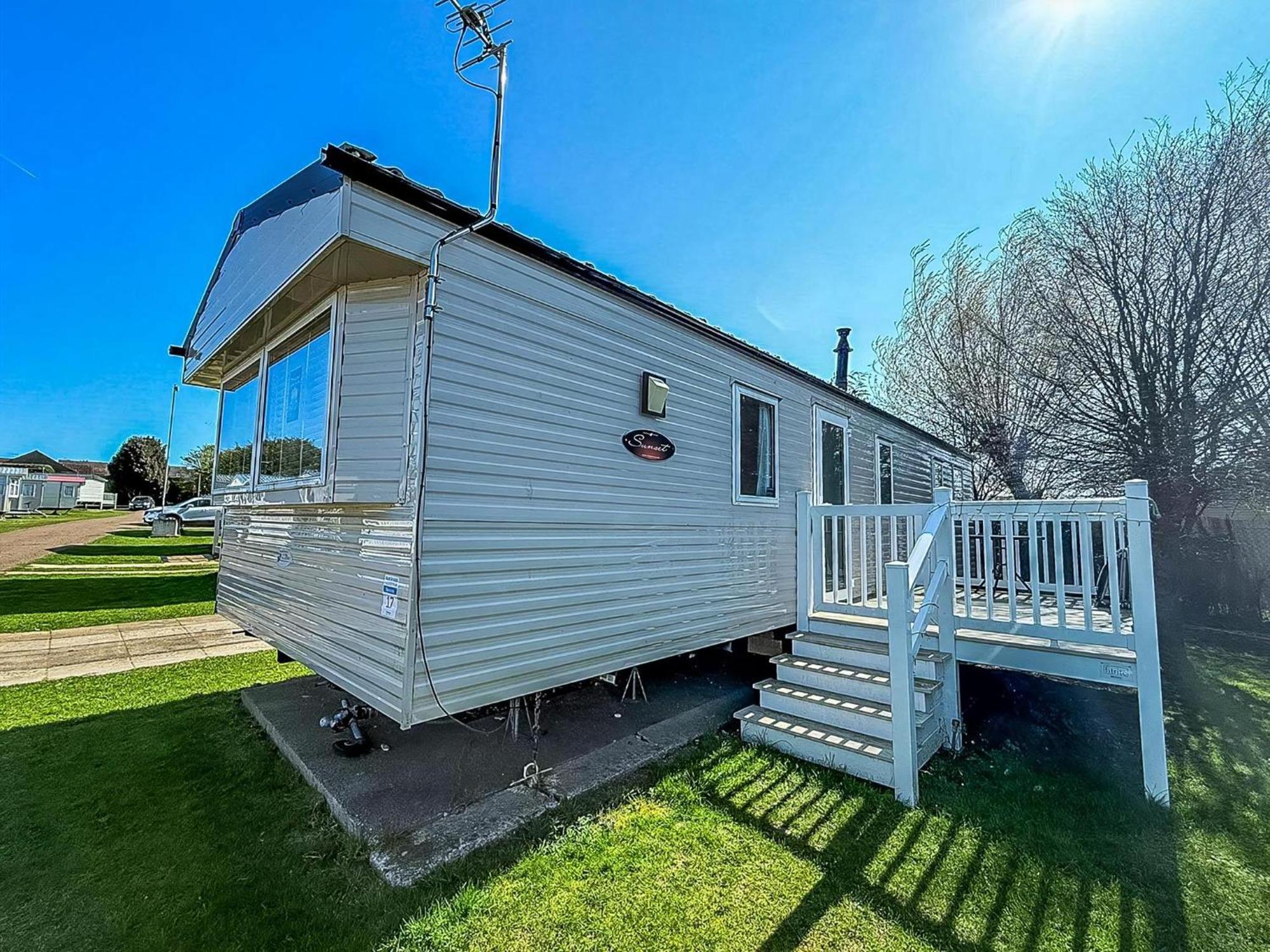 Campsite Great 6 Berth Caravan With Decking At Manor Park In Ref 23017b