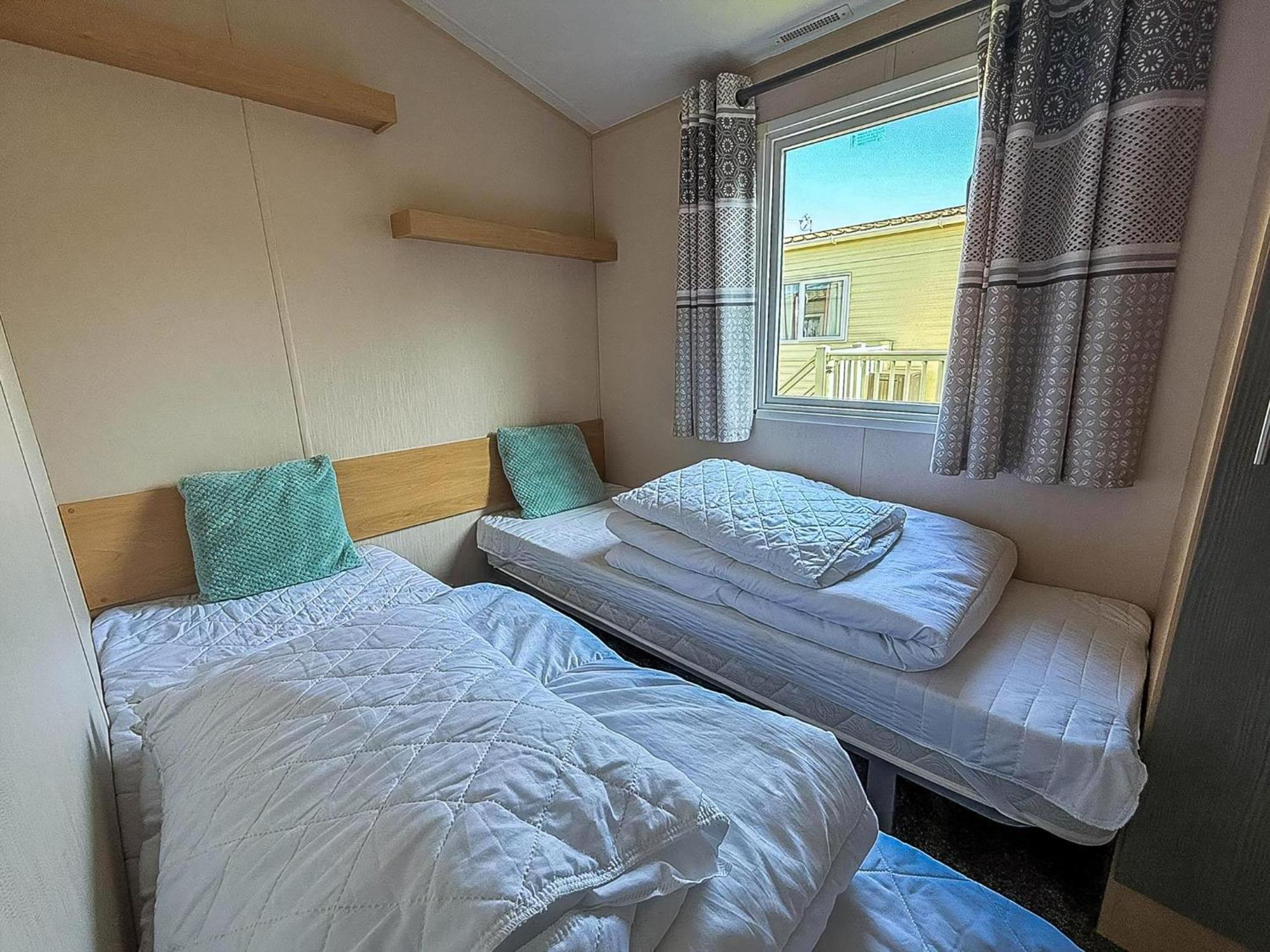 Great 6 Berth Caravan With Decking At Manor Park In Ref 23017b