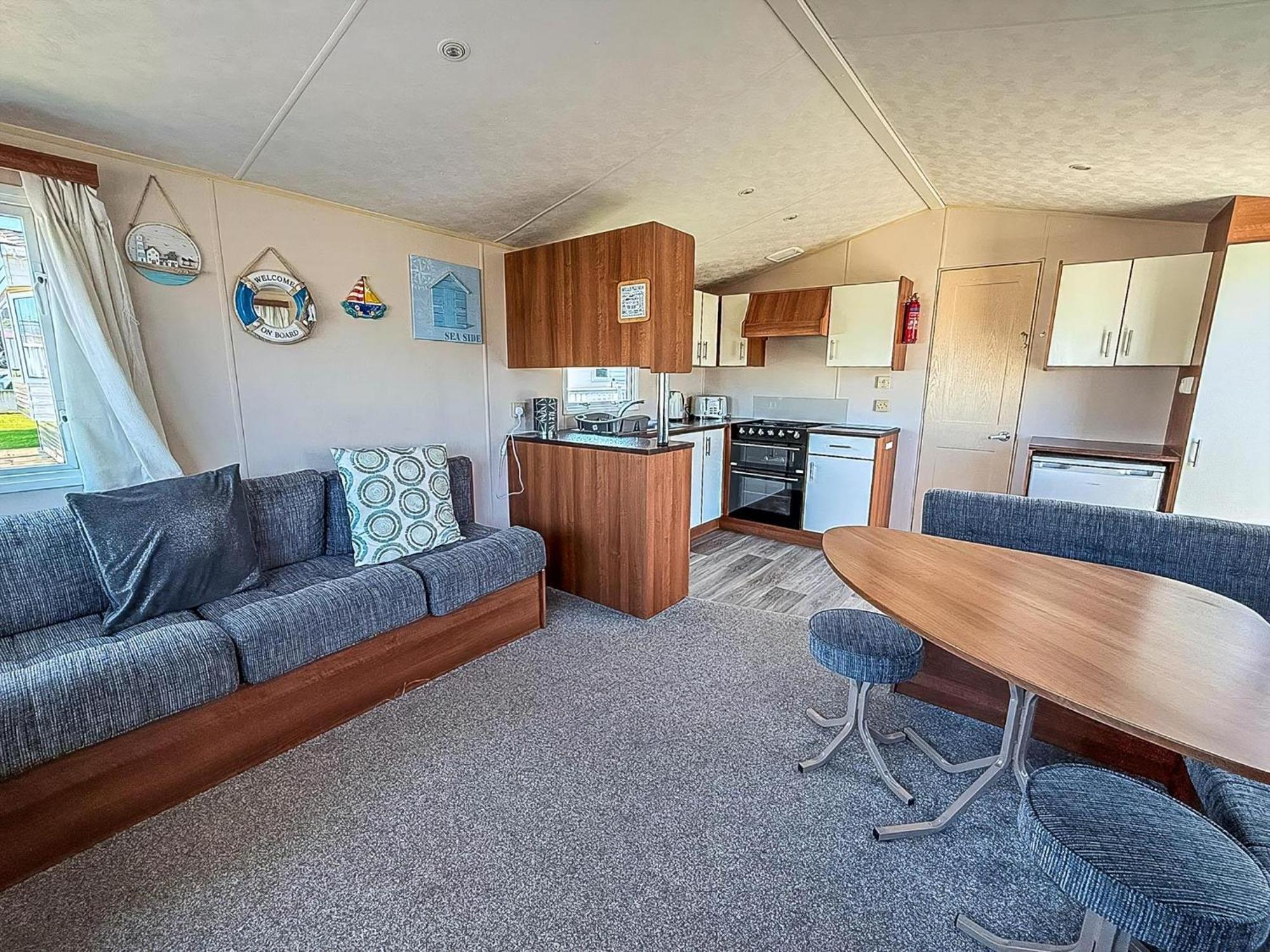 Great 6 Berth Caravan With Decking At Manor Park In Ref 23017b Campsite Hunstanton