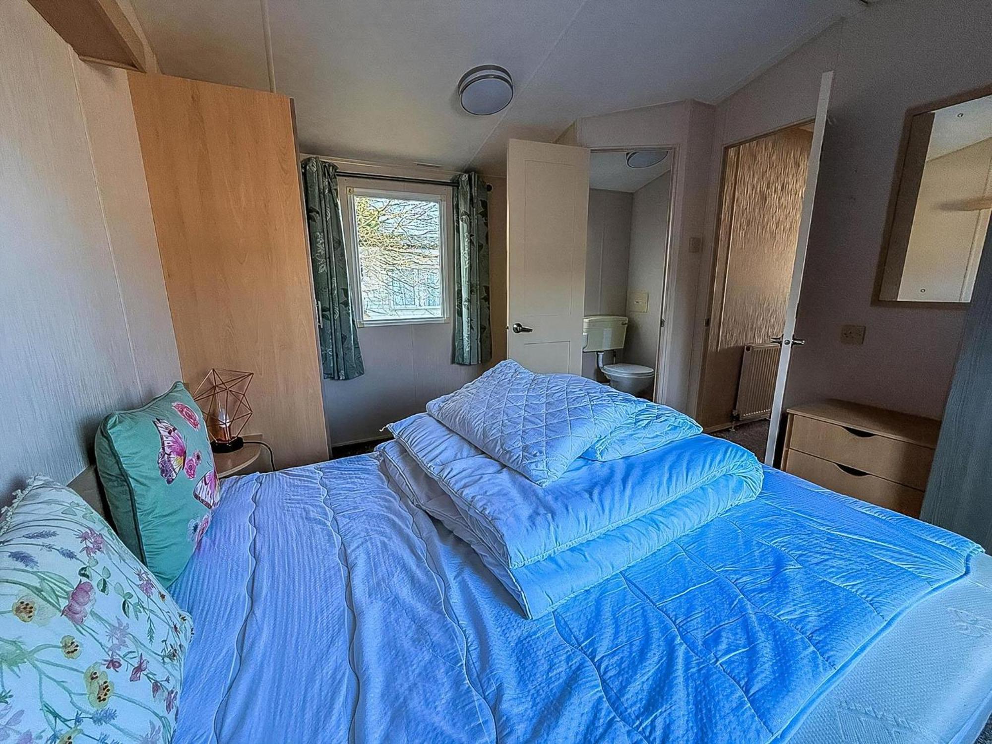 Great 6 Berth Caravan With Decking At Manor Park In Ref 23017b *