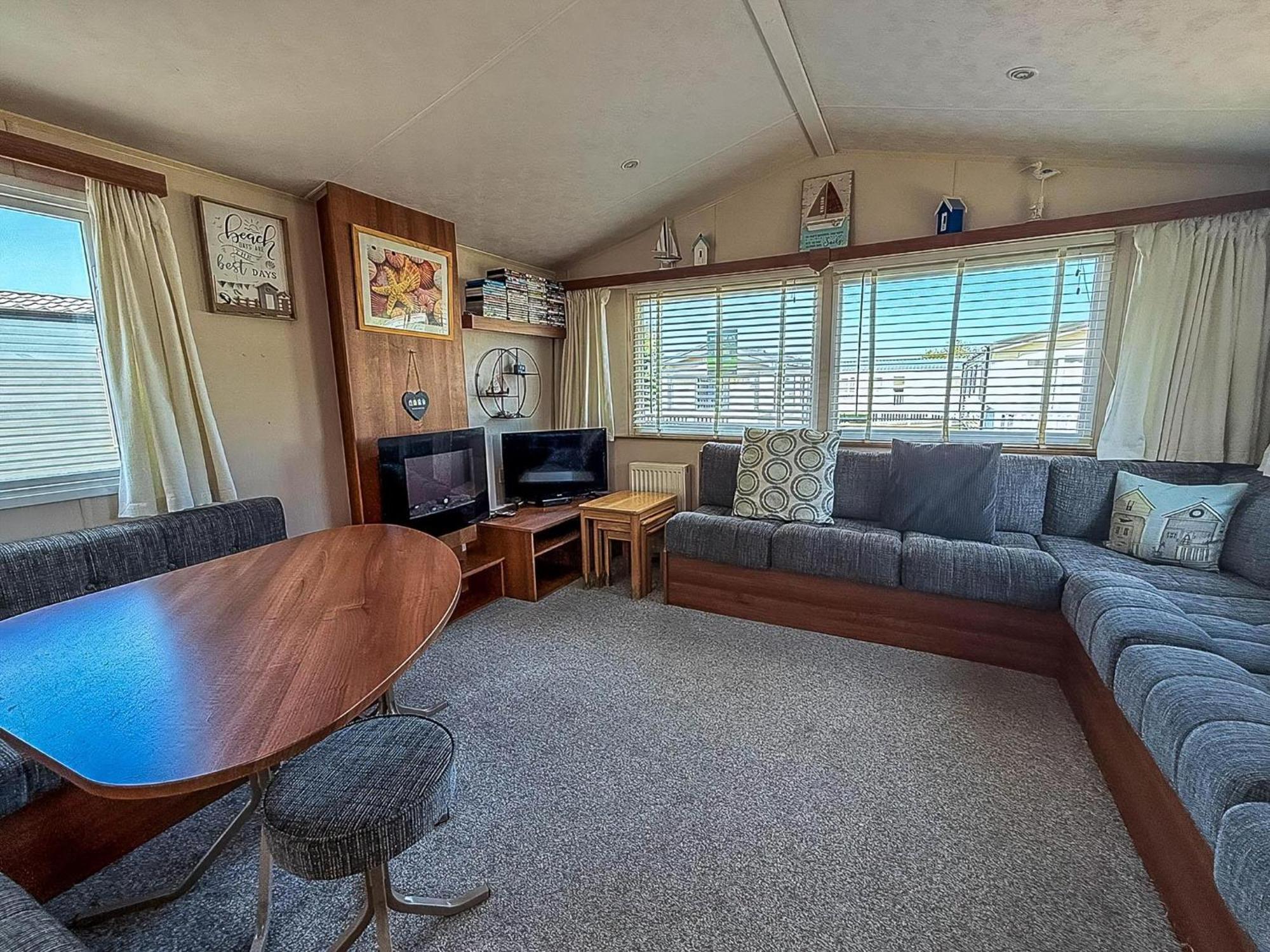 Great 6 Berth Caravan With Decking At Manor Park In Ref 23017b Campsite Hunstanton